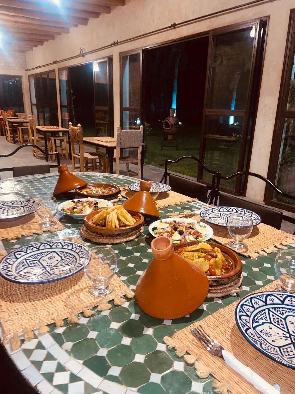 Tajines y platos marroquíes servidos para la cena en la terraza del Riad Dar Ayman Essaouira