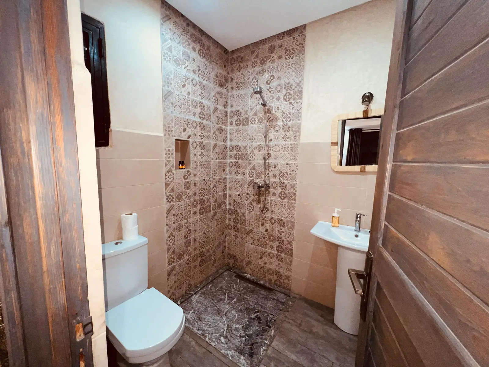 Un baño con el mejor zellige del zoco.