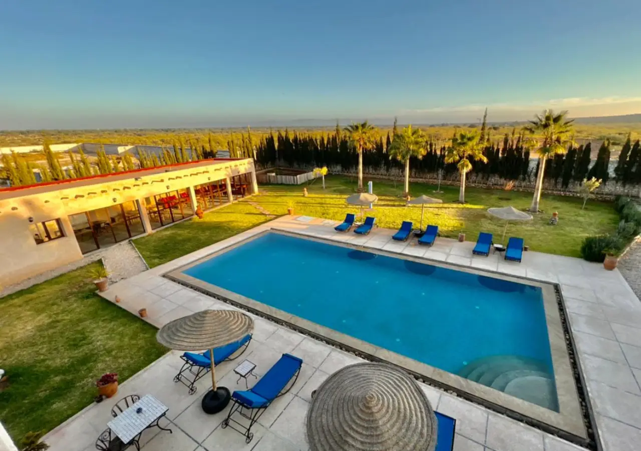 Despierta frente a la piscina y los jardines.